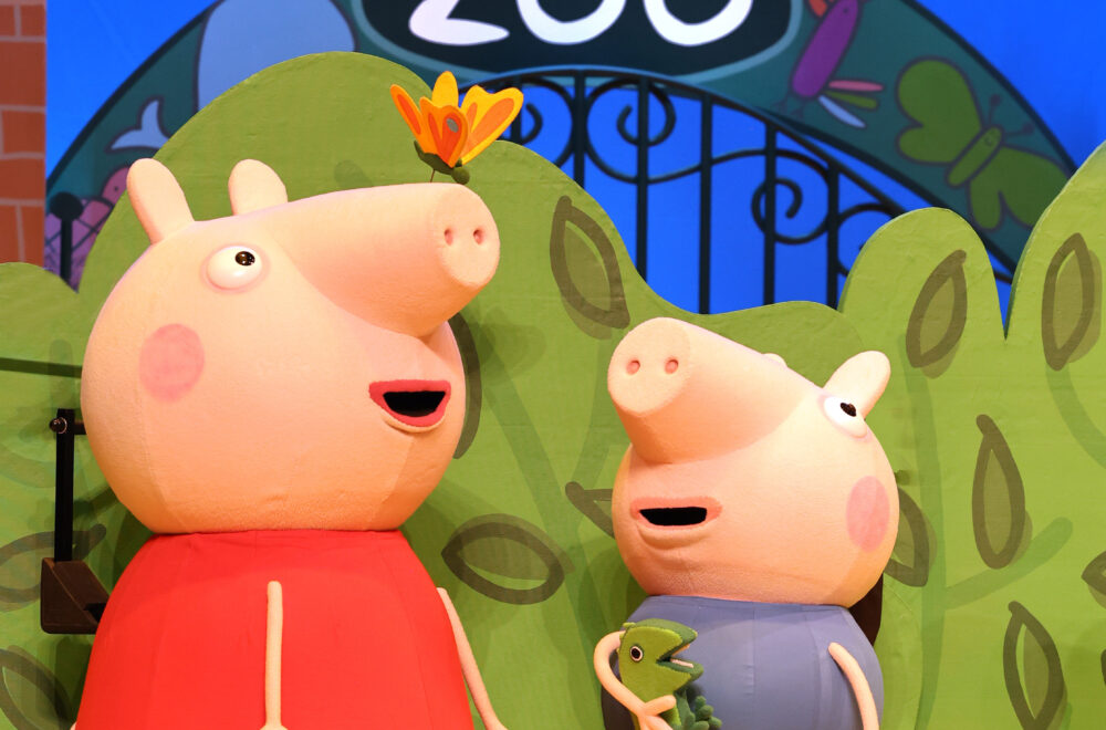 Join Peppa, along with her family and friends as they go to the zoo and also the beach for a special party- it’s going to be an exciting and fun packed day