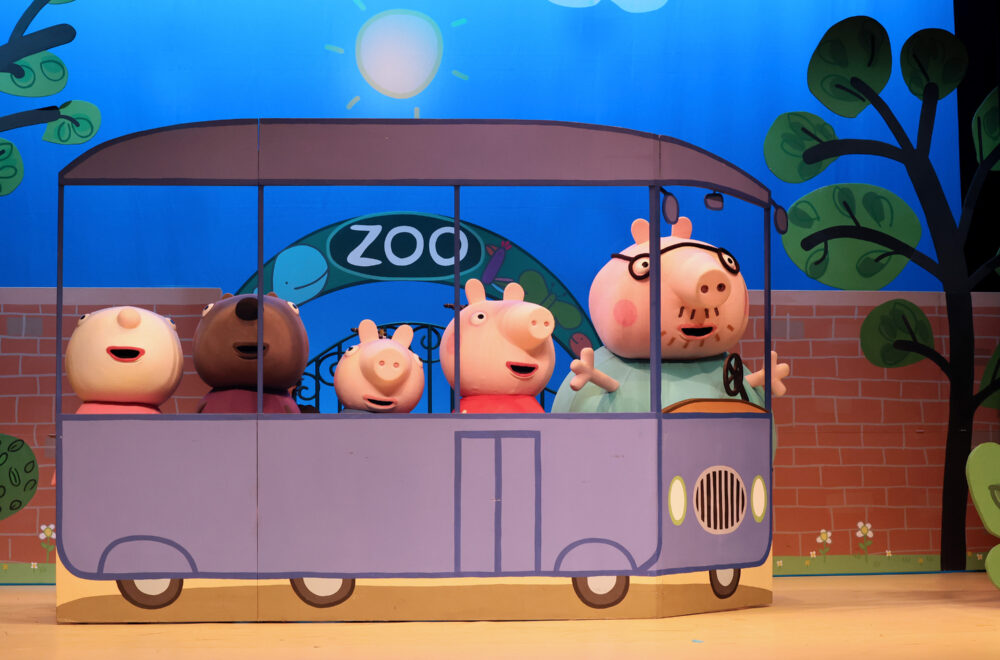 Join Peppa, along with her family and friends as they go to the zoo and also the beach for a special party- it’s going to be an exciting and fun packed day